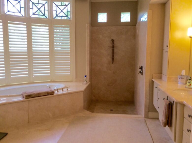 Bonita Bay Estate Home with glass walled dining room overlooking 10,000 gallon pond. - Bonita Springs, Florida