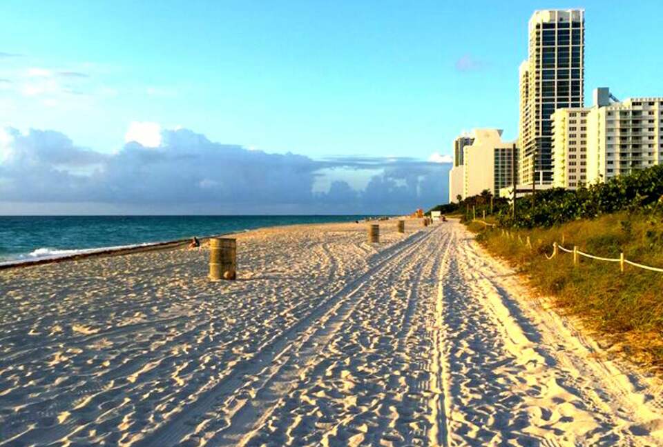 Miami Beach, Mid-Beach  Large 2BR  Beach Front on Collins Ave. -  Comfortably Sleeps 4-6 - Miami Beach, Florida