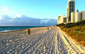 Miami Beach, Mid-Beach  Large 2BR  Beach Front on Collins Ave. -  Comfortably Sleeps 4-6 - Miami Beach, Florida