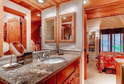 Ridgepoint Townhomes at Beaver Creek, Three Bedroom Residence - Avon, Colorado