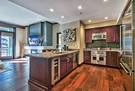 2 Bedroom Lake Tahoe Residence with Ritz Resort Amenities - Truckee, California