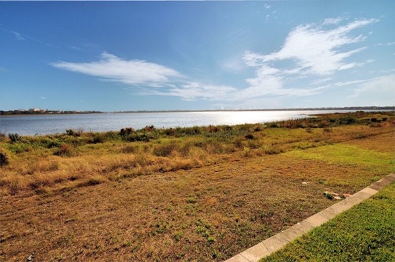 Orlando Lakefront Luxury near Universal and Disney - Orlando, Florida