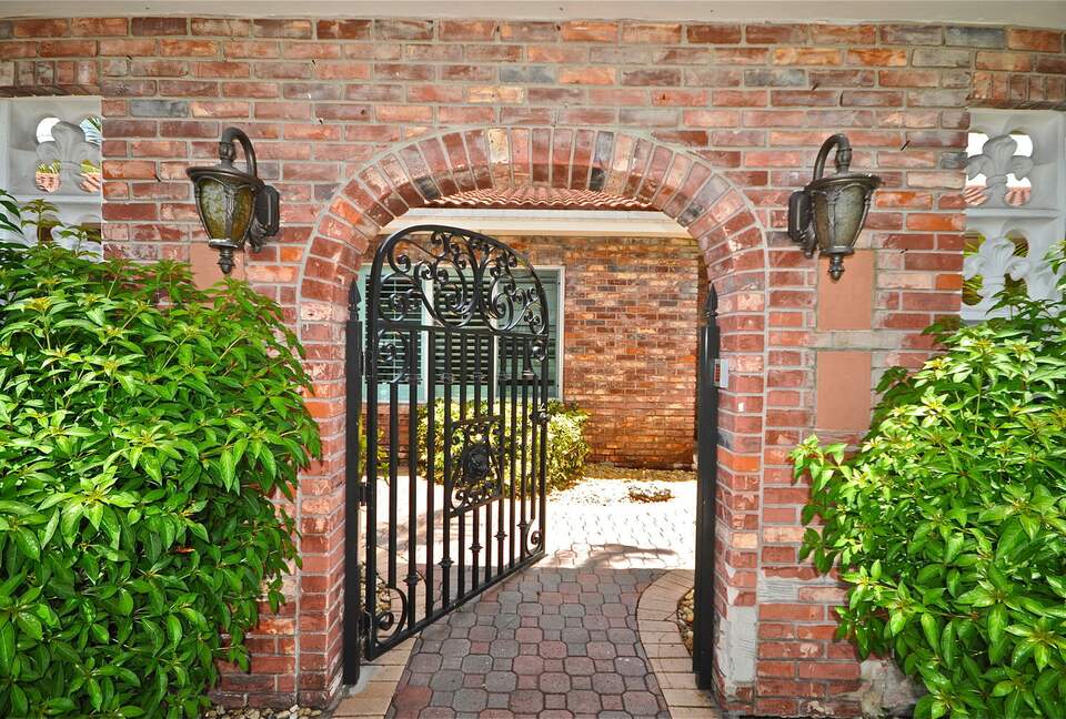 The Tiki Hut - Lighthouse Point, Florida