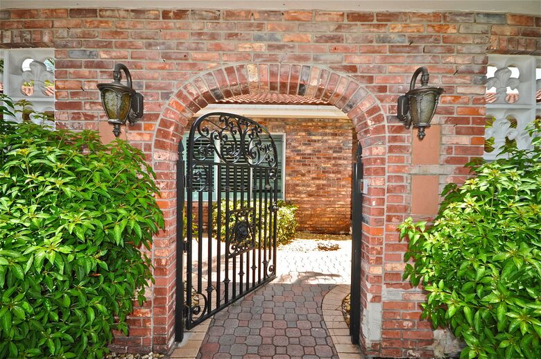 The Tiki Hut - Lighthouse Point, Florida