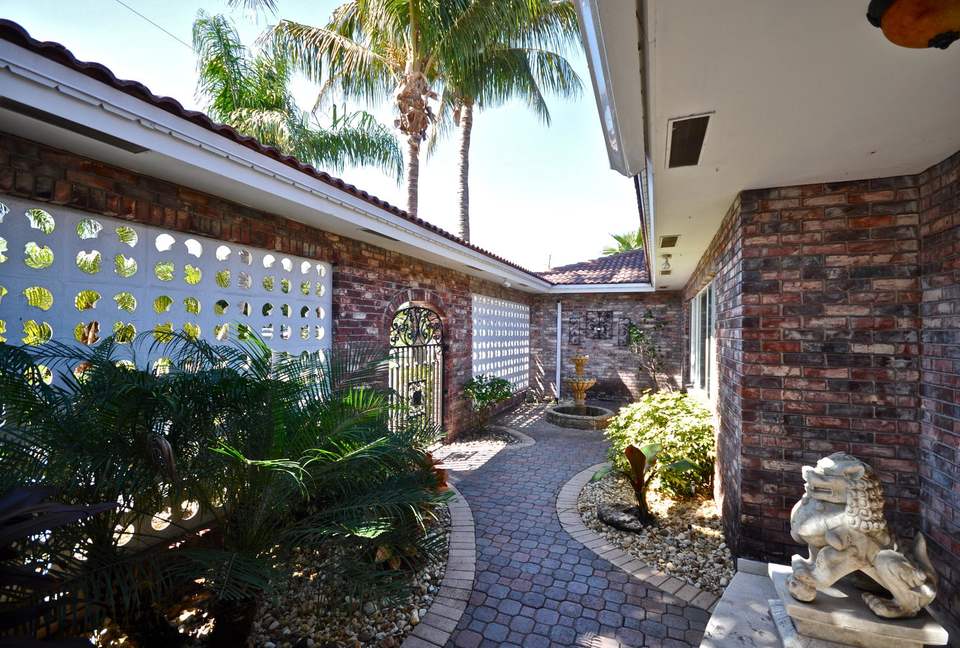 The Tiki Hut - Lighthouse Point, Florida