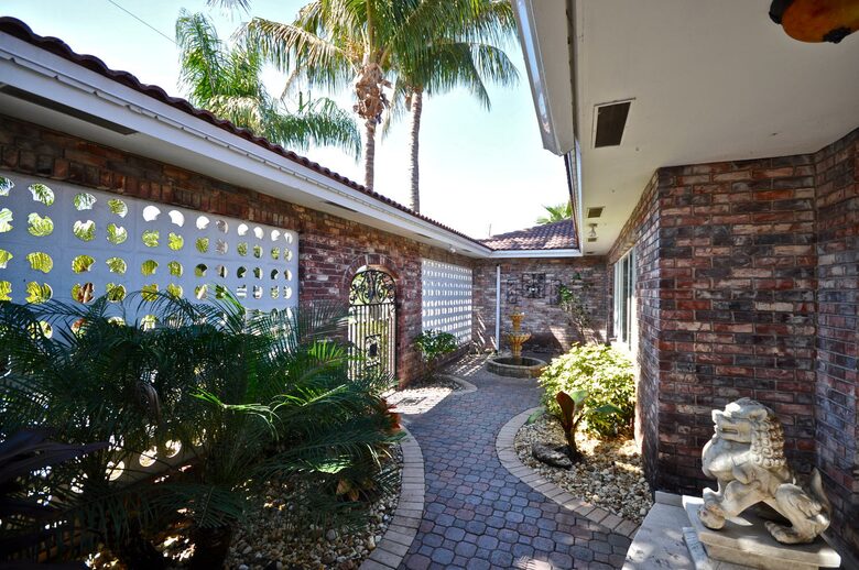 The Tiki Hut - Lighthouse Point, Florida