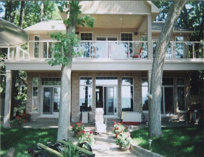 Luxury Home on the Sunny Shores of Lake Erie - PORT COLBORNE, Canada