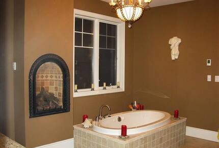 Luxury Home on the Sunny Shores of Lake Erie - PORT COLBORNE, Canada