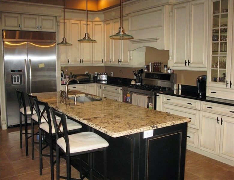 Luxury Home on the Sunny Shores of Lake Erie - PORT COLBORNE, Canada