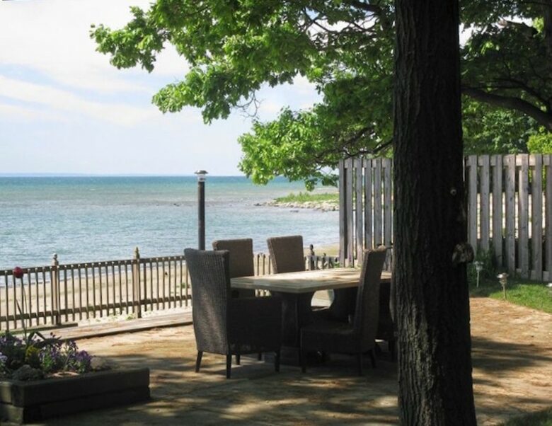 Luxury Home on the Sunny Shores of Lake Erie - PORT COLBORNE, Canada