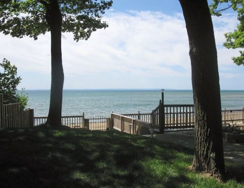 Luxury Home on the Sunny Shores of Lake Erie - PORT COLBORNE, Canada