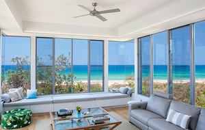 Castaways Beach Noosa Coastal Retreat - Blue Dog Beach House - Castaways Beach, Noosa, Australia