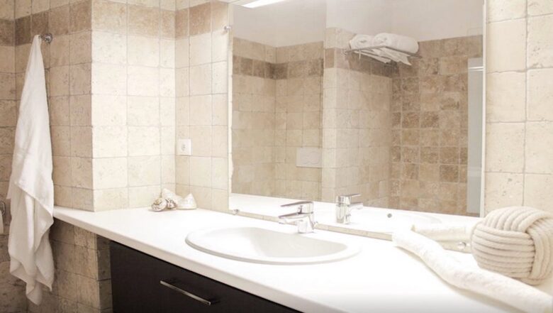 Luxury Apartment Overlooking The Vieux Port - Marseille, France