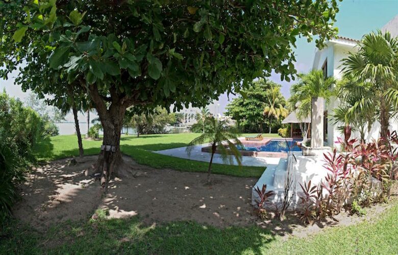 Villa Alux, waterfront pool mansion in Zona Hotelera - Cancun, Mexico