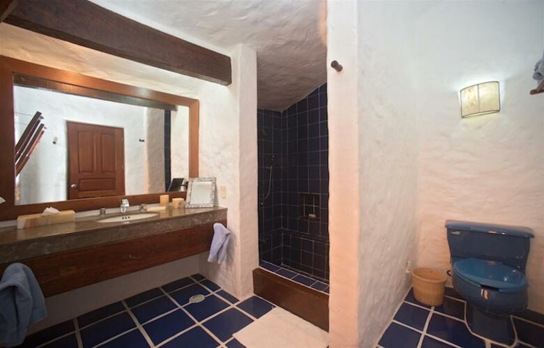 Villa Alux, waterfront pool mansion in Zona Hotelera - Cancun, Mexico