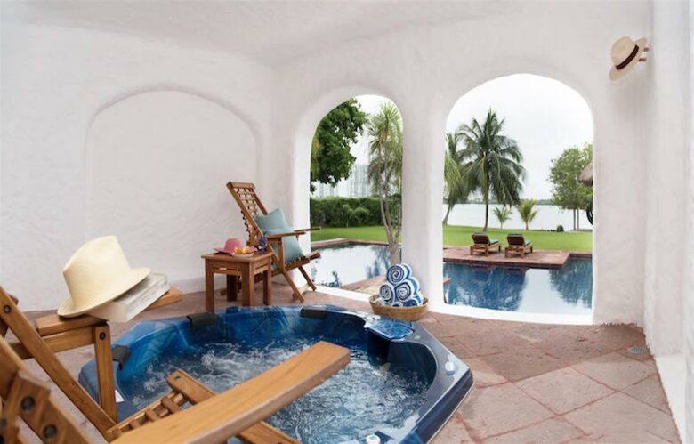 Villa Alux, waterfront pool mansion in Zona Hotelera - Cancun, Mexico