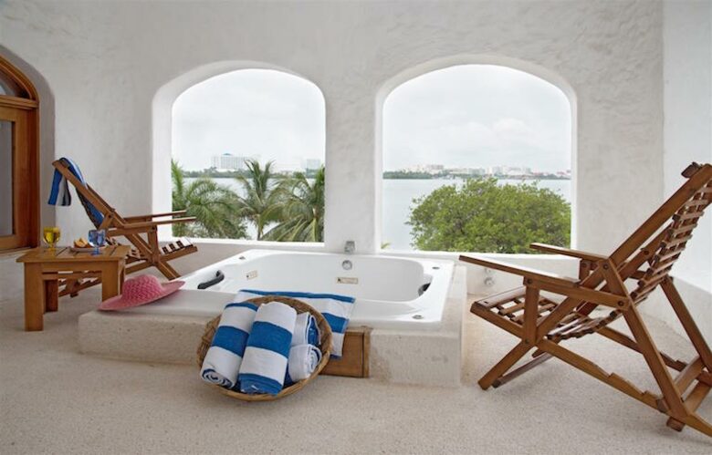 Villa Alux, waterfront pool mansion in Zona Hotelera - Cancun, Mexico