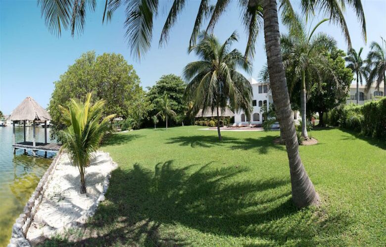 Villa Alux, waterfront pool mansion in Zona Hotelera - Cancun, Mexico