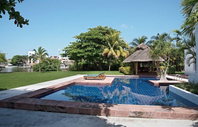 Villa Alux, waterfront pool mansion in Zona Hotelera - Cancun, Mexico