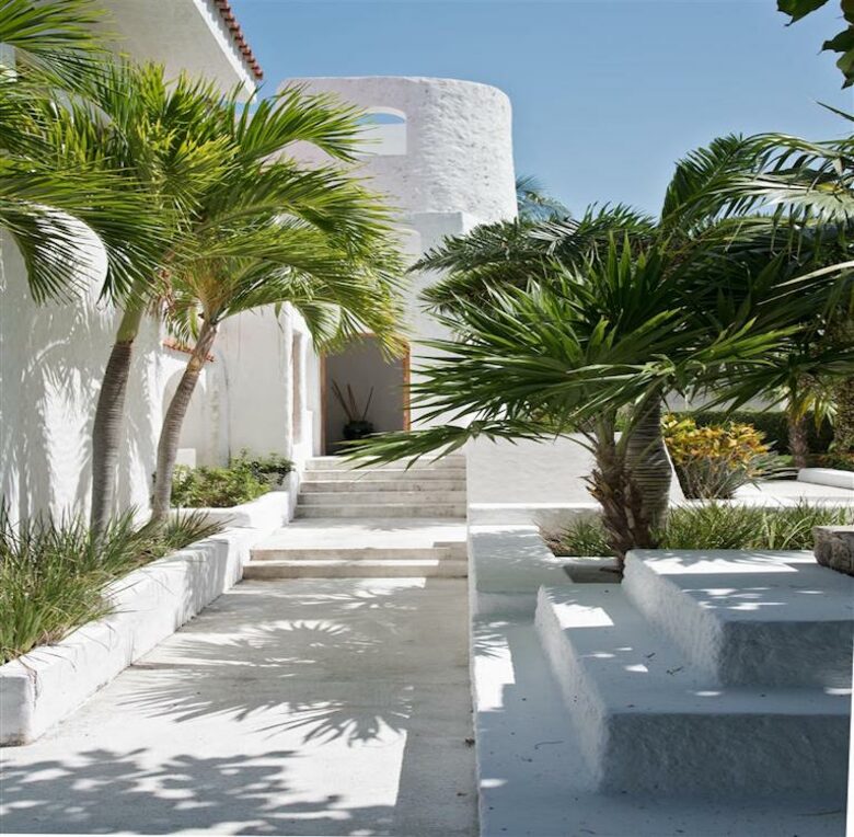 Villa Alux, waterfront pool mansion in Zona Hotelera - Cancun, Mexico