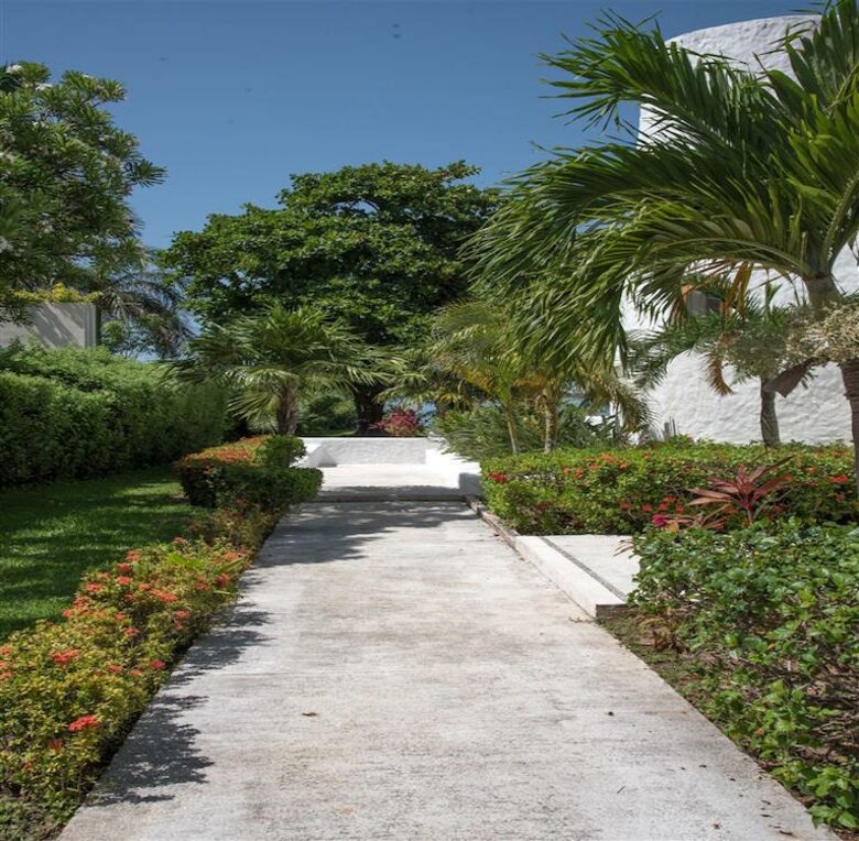 Villa Alux, waterfront pool mansion in Zona Hotelera - Cancun, Mexico