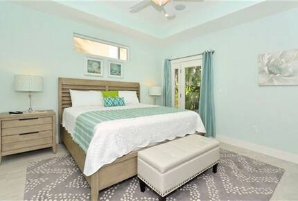 St. Armand's Canal-Front Paradise - Sarasota, Florida