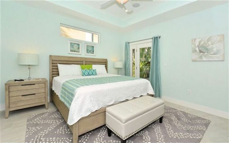 St. Armand's Canal-Front Paradise - Sarasota, Florida