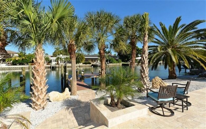 St. Armand's Canal-Front Paradise - Sarasota, Florida