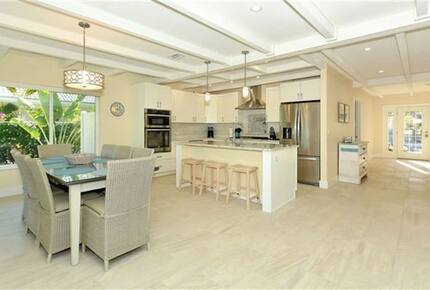 St. Armand's Canal-Front Paradise - Sarasota, Florida