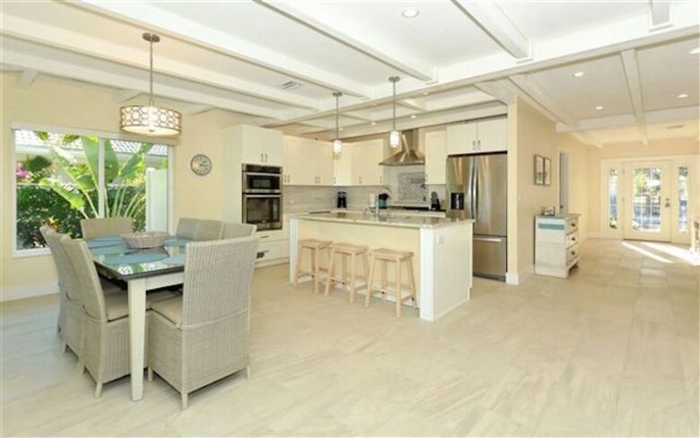 St. Armand's Canal-Front Paradise - Sarasota, Florida