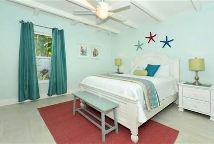 St. Armand's Canal-Front Paradise - Sarasota, Florida