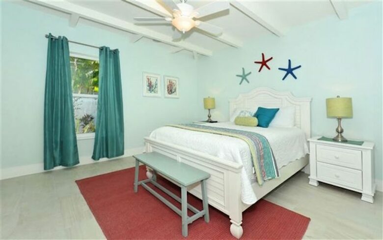 St. Armand's Canal-Front Paradise - Sarasota, Florida