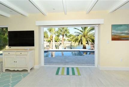 St. Armand's Canal-Front Paradise - Sarasota, Florida