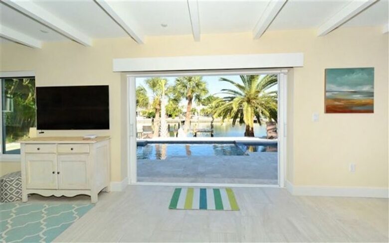 St. Armand's Canal-Front Paradise - Sarasota, Florida