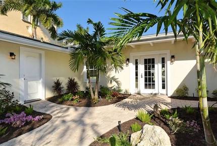 St. Armand's Canal-Front Paradise - Sarasota, Florida