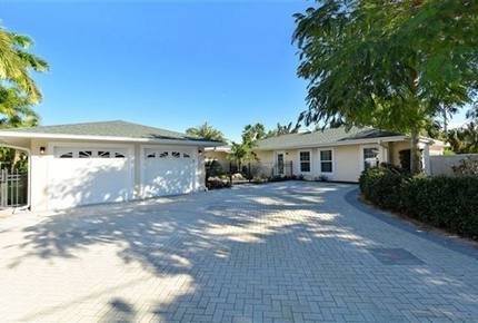 St. Armand's Canal-Front Paradise - Sarasota, Florida