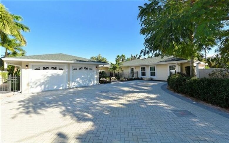 St. Armand's Canal-Front Paradise - Sarasota, Florida