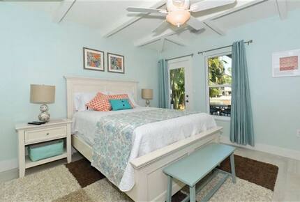 St. Armand's Canal-Front Paradise - Sarasota, Florida