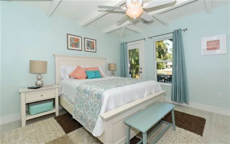 St. Armand's Canal-Front Paradise - Sarasota, Florida