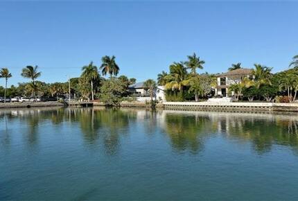 St. Armand's Canal-Front Paradise - Sarasota, Florida