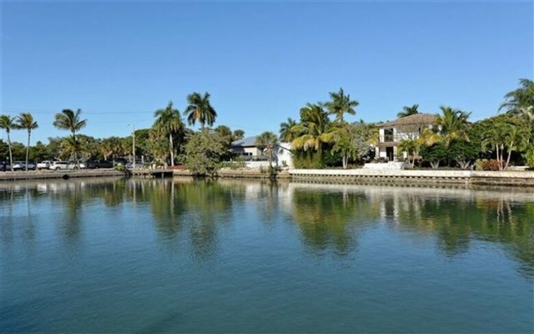 St. Armand's Canal-Front Paradise - Sarasota, Florida
