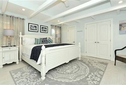 St. Armand's Canal-Front Paradise - Sarasota, Florida