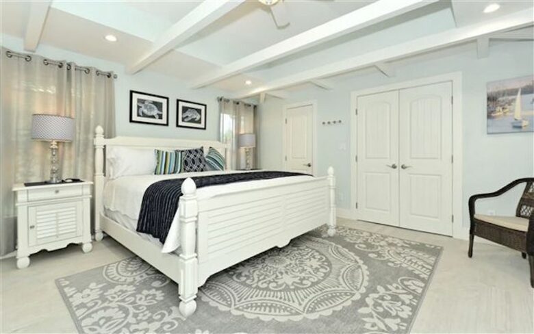 St. Armand's Canal-Front Paradise - Sarasota, Florida