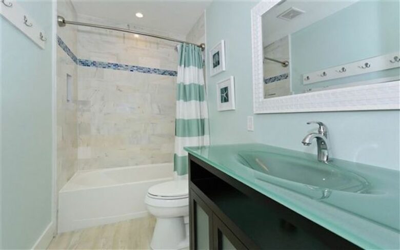 St. Armand's Canal-Front Paradise - Sarasota, Florida