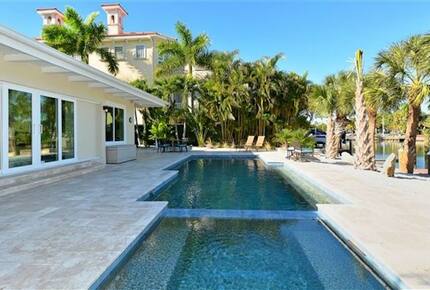 St. Armand's Canal-Front Paradise - Sarasota, Florida