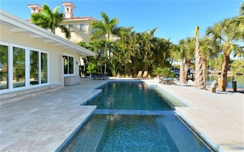 St. Armand's Canal-Front Paradise - Sarasota, Florida