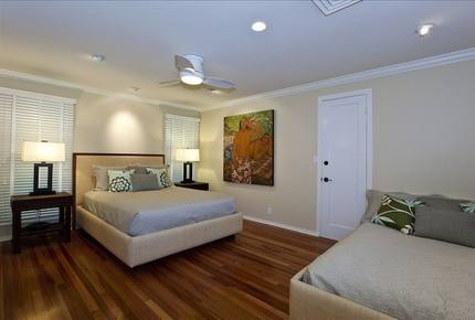 Ocean Beachfront Banyan Tree Beach House - Honolulu, Oahu, Hawaii