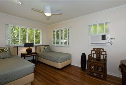 Ocean Beachfront Banyan Tree Beach House - Honolulu, Oahu, Hawaii