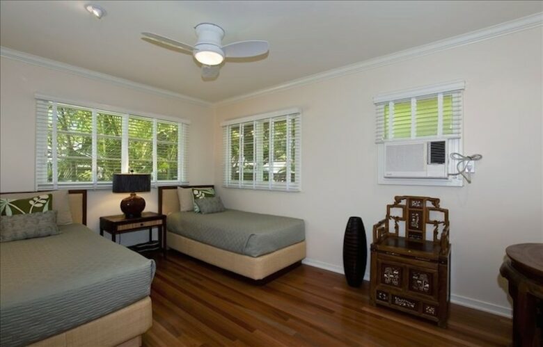 Ocean Beachfront Banyan Tree Beach House - Honolulu, Oahu, Hawaii