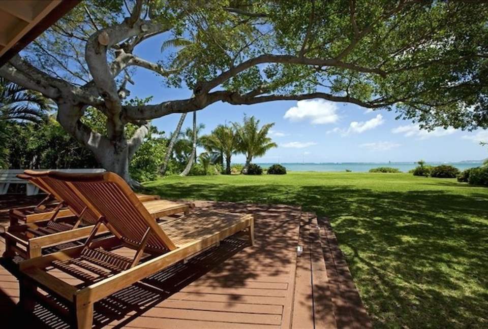 Ocean Beachfront Banyan Tree Beach House - Honolulu, Oahu, Hawaii